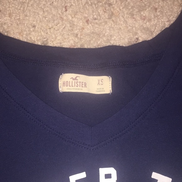 Holister XS Graphic Tee - Picture 2 of 3